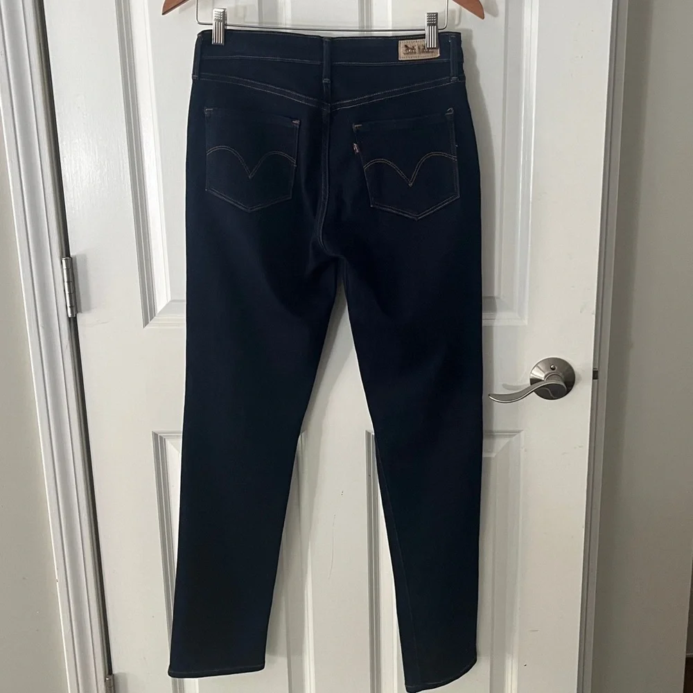 Levi’s Mid Rise Super Dark Blue Skinny Jeans w/ stretch. Size 8